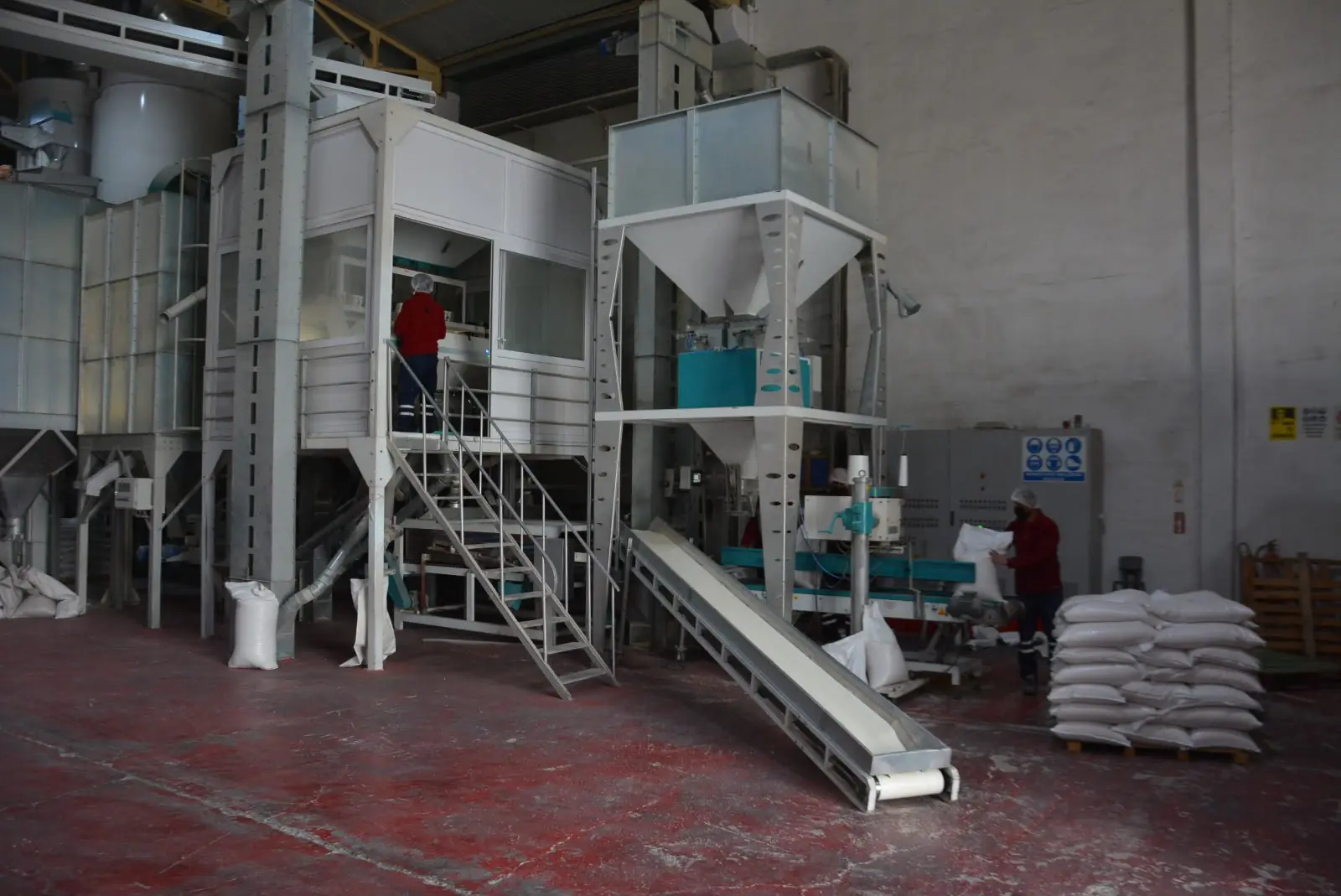 Bagging line with conveyor